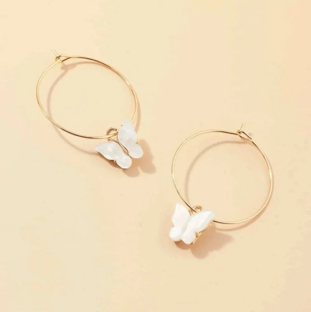 💚 3/$20! Butterfly Hoop Earrings Gold - Picture 1 of 1
